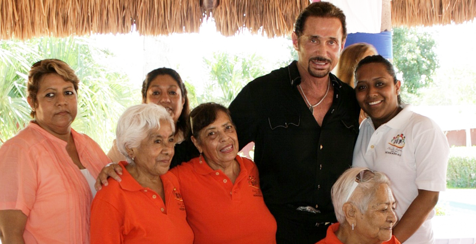El Sr. Arturo MArcelin con sus programas de apoyo a los programas estatales de ayuda a la comunidad