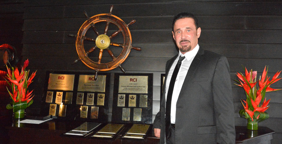 Arturo Marcelín, Daniel Arroyo y Germán Fayad participan en la entrega de premios Gold Crown de RCI