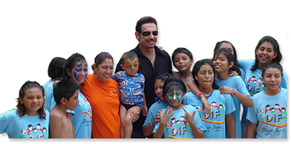 Arturo Marcelin con alumnos de la Fundacion DIF Cancun Quintana Roo